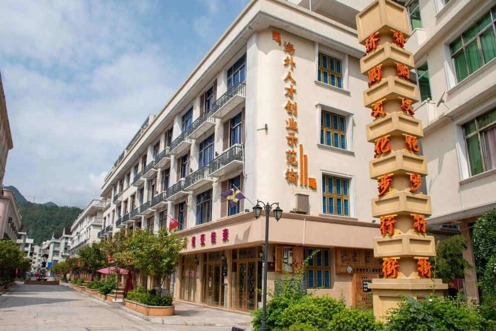 浙江溫州文成縣玉壺鎮(zhèn)是全國著名僑鄉(xiāng)。近年來，當?shù)胤e極搭建平臺，吸引華僑回鄉(xiāng)創(chuàng)業(yè)。圖為該鎮(zhèn)的海外人才創(chuàng)業(yè)示范街