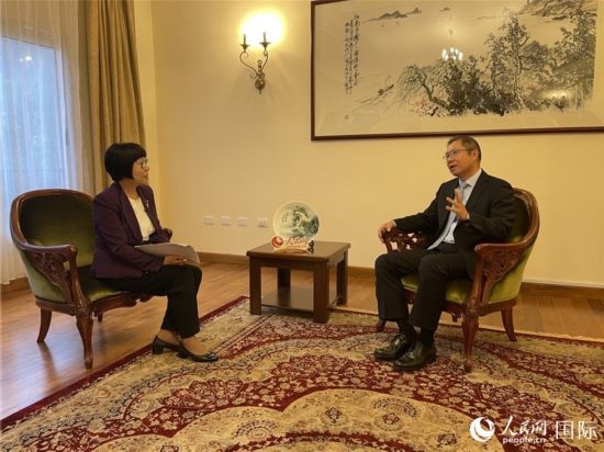 胡長春大使接受人民網(wǎng)記者唐維紅采訪。人民網(wǎng)記者 趙艷紅攝
