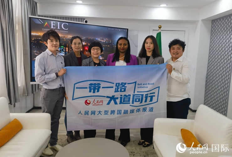 萊利斯（右三）、埃塞投資委中國投資顧問萬巧云（左二）與人民網記者合影。