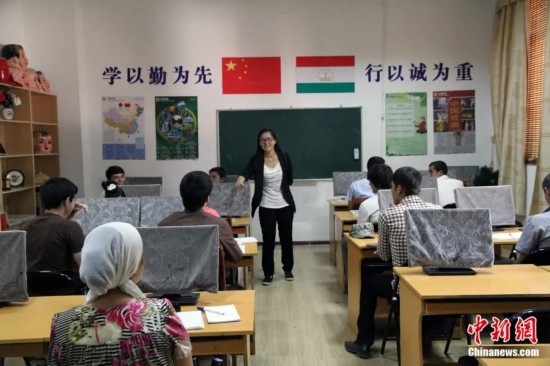 2014年，塔吉克斯坦國立民族大學的孔子學院內，教師正在為塔吉克斯坦學生授課。田冰 攝