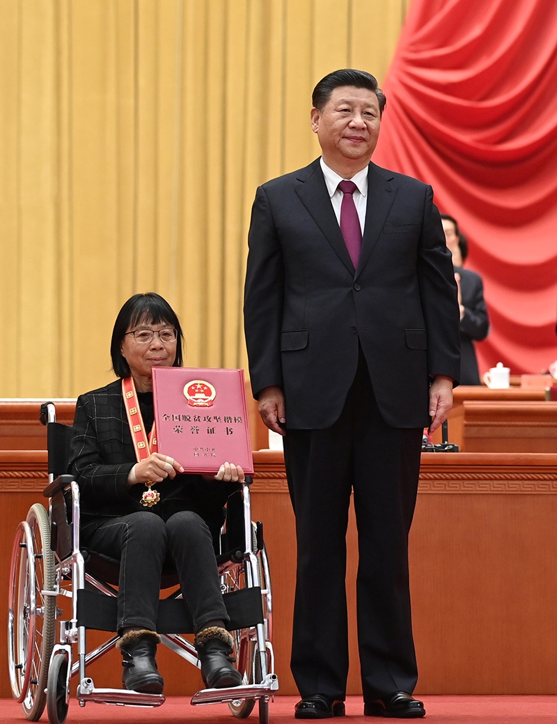 2021年2月25日，全國脫貧攻堅總結(jié)表彰大會在北京人民大會堂隆重舉行。習(xí)近平為全國脫貧攻堅楷模榮譽稱號獲得者張桂梅頒獎。
