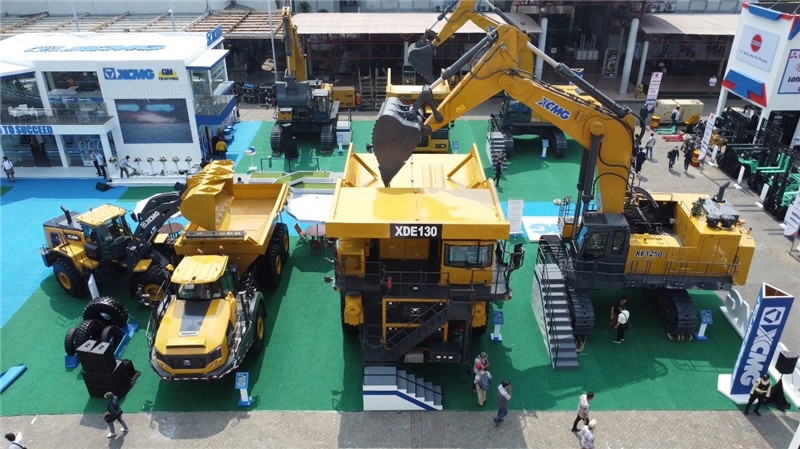 徐工集團(tuán)展出的125噸礦用挖掘機(jī)與130噸電傳動礦卡。石偉攝影