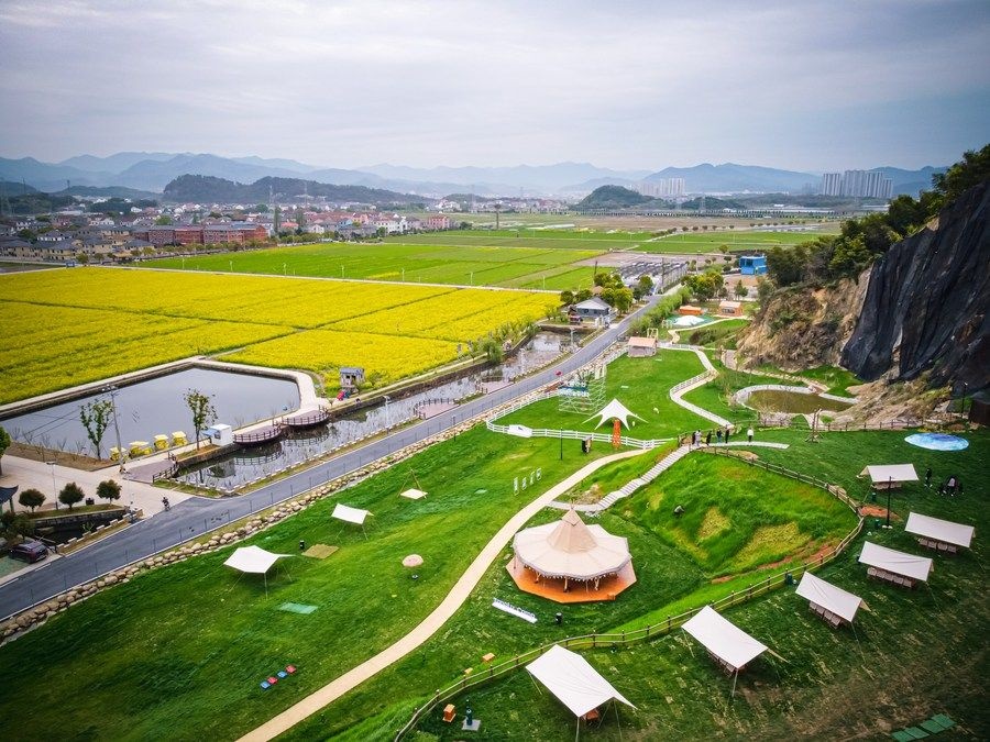 浙江省諸暨市楓橋鎮(zhèn)杜黃新村用廢棄礦山改造的露營(yíng)旅游地（2023年3月29日攝）。