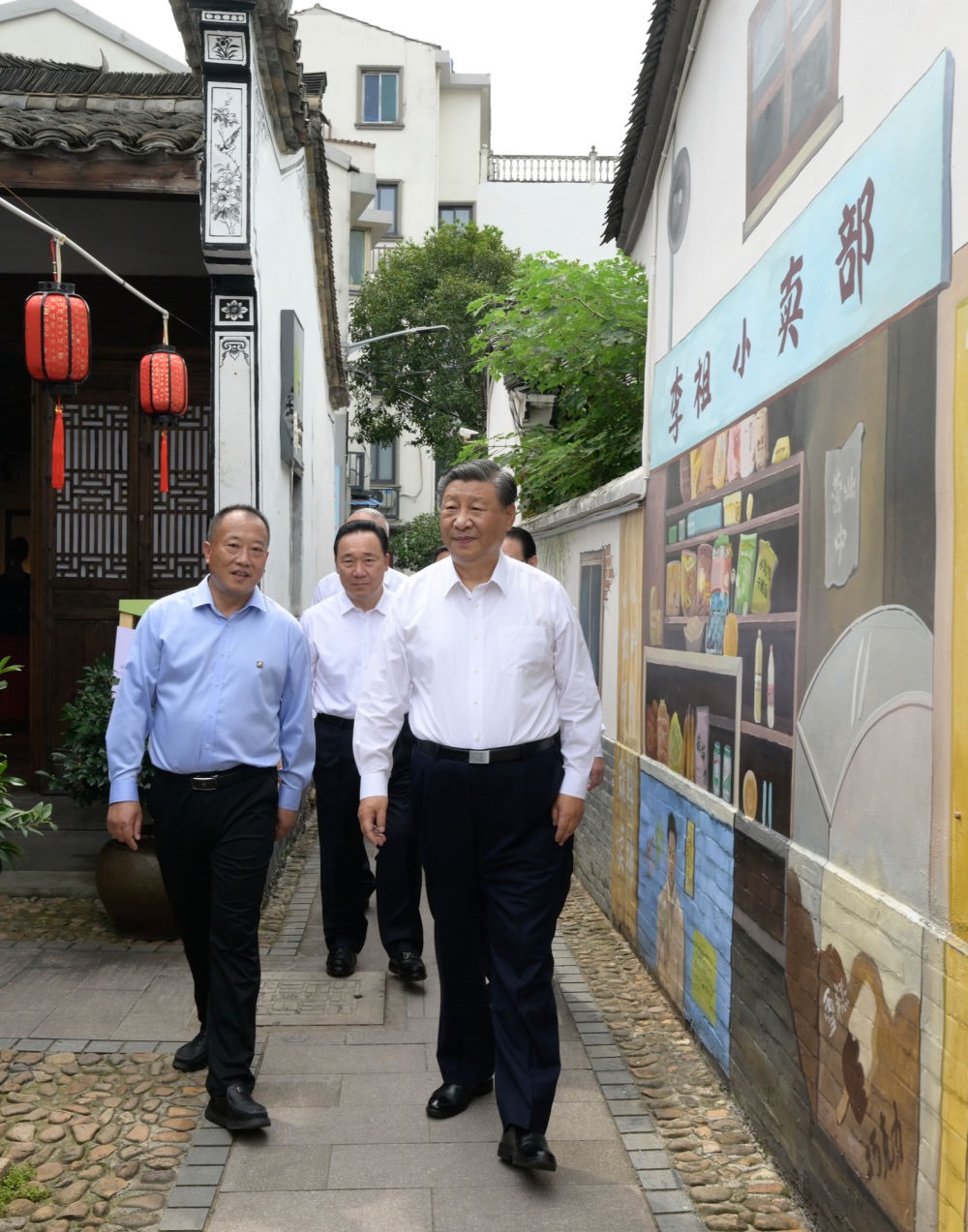 20日上午，習(xí)近平在金華市義烏市后宅街道李祖村考察。