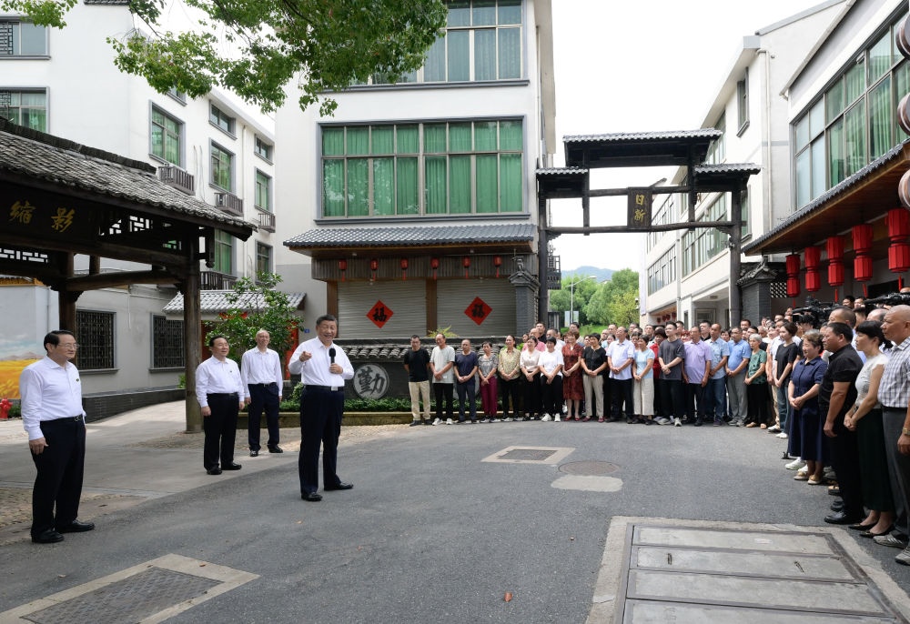 20日上午，習(xí)近平在金華市義烏市后宅街道李祖村考察時(shí)，同群眾親切交流。