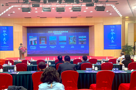 現(xiàn)場發(fā)布《2023旅游景區(qū)品牌傳播優(yōu)秀案例》。人民網(wǎng)記者 劉微攝