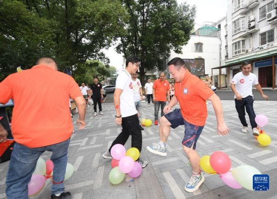 9月28日，在柯橋柯亭社區(qū)，各民族居民參加趣味運(yùn)動(dòng)會(huì)。