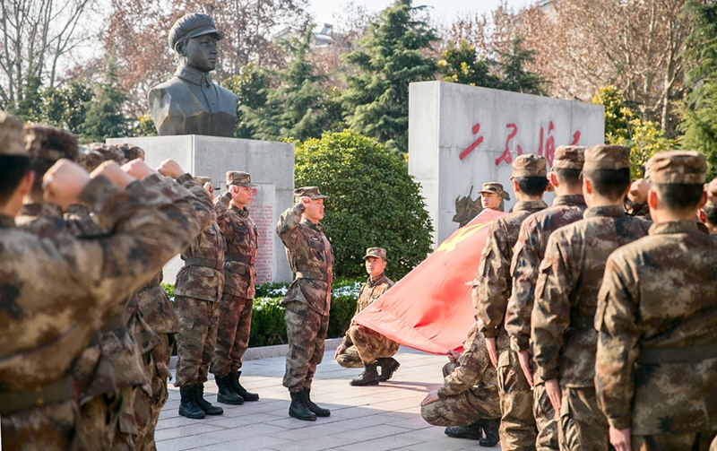 2018年12月14日，陸軍第71集團軍某合成旅王杰生前所在連官兵組織黨員重溫入黨誓詞