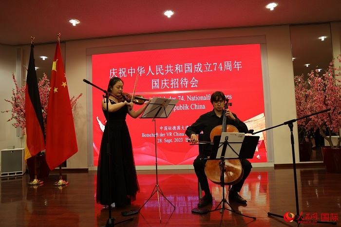 青年音樂家為來賓們現(xiàn)場演奏《我和我的祖國》。人民網(wǎng)記者 劉仲華攝