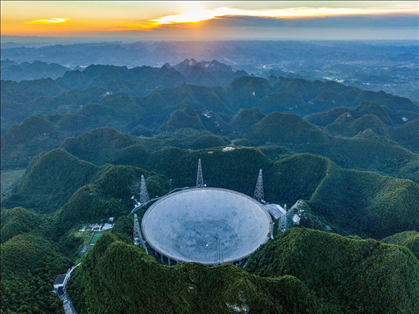 “中國(guó)天眼”全景（維護(hù)保養(yǎng)期間拍攝）。新華社記者 歐東衢 攝