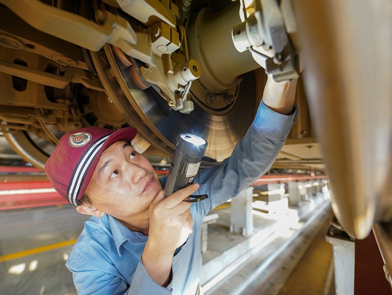 陳浦燕在對入庫動車組進(jìn)行巡檢作業(yè)。受訪者供圖