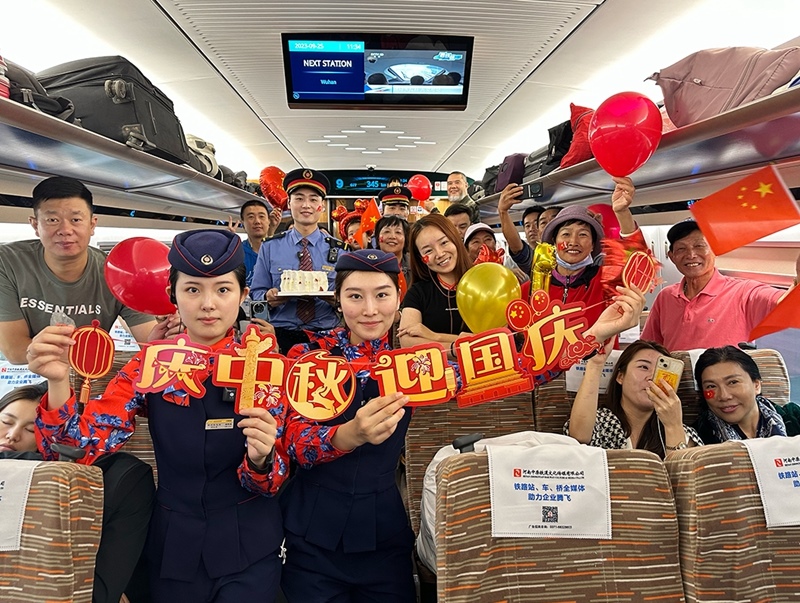 孫柄全與班組人員、旅客共同“慶中秋，迎國慶”。受訪者供圖