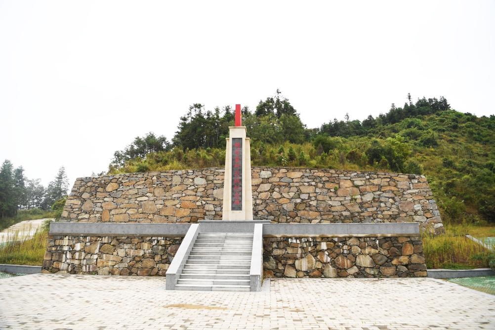這是9月27日拍攝的田鋪大塆后山上的“韓家寨殲滅戰(zhàn)紀(jì)念碑”。新華社記者張浩然攝