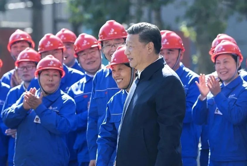 △2018年9月26日，習近平總書記來到中國一重集團，同工人親切交流。