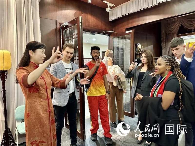 國際民間人士代表團(tuán)參觀古北市民中心昆曲教室。人民網(wǎng)記者 周雨攝