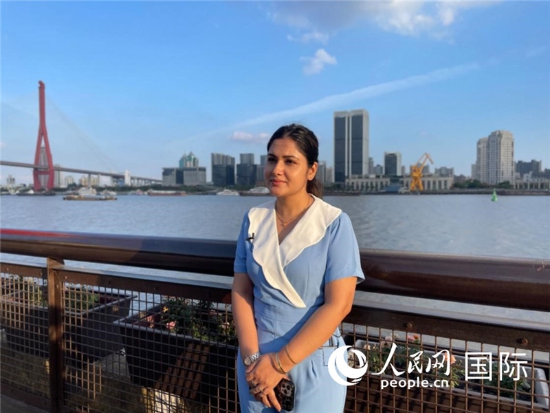 孟加拉國Channel24電視頻道主持人伊斯拉特·阿敏在上海市楊浦濱江接受采訪。 人民網(wǎng)記者 張榮攝