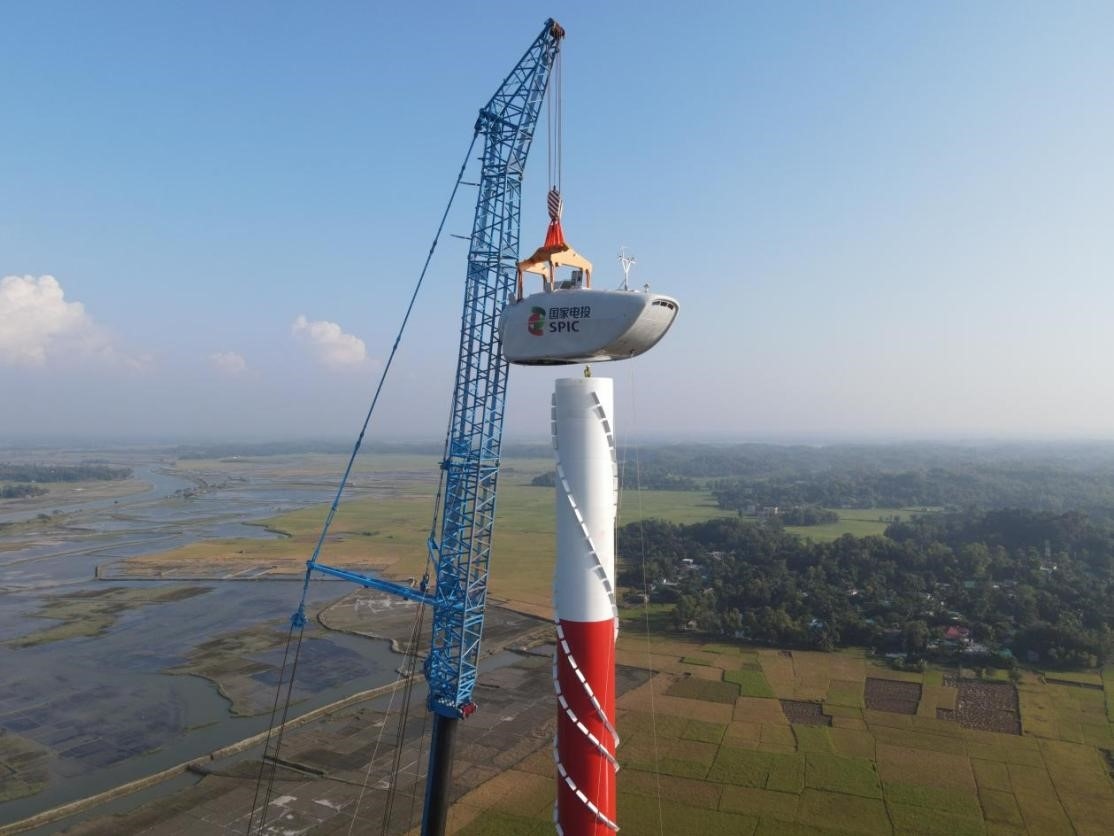 孟加拉國科巴風(fēng)電項目首臺風(fēng)機吊裝。國家電投供圖