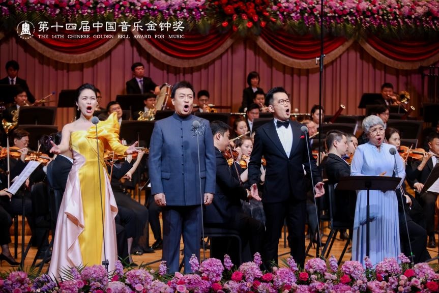 龔爽（左一）、呂繼宏（左二）、石倚潔（右二）、迪里拜爾（右一）四位藝術(shù)家領(lǐng)唱《領(lǐng)航》。主辦方供圖