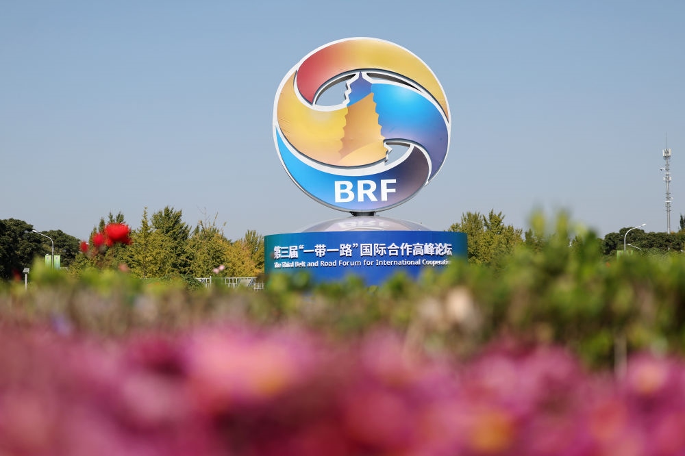 這是在北京市北土城路附近拍攝的“一帶一路”國(guó)際合作高峰論壇景觀布置（2023年10月16日攝）。