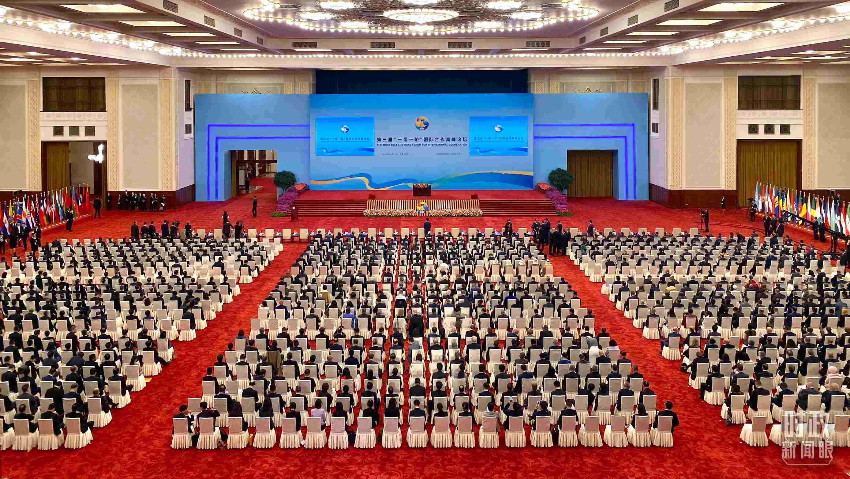 △人民大會(huì)堂宴會(huì)廳。這是開幕式之前的現(xiàn)場。（總臺(tái)央視記者李增仁拍攝）