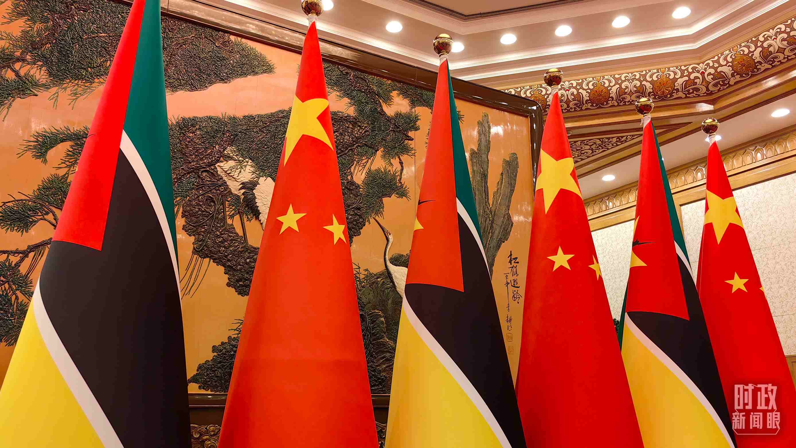△會(huì)見現(xiàn)場(chǎng)，中國、莫桑比克兩國國旗。（總臺(tái)央廣記者潘毅拍攝）