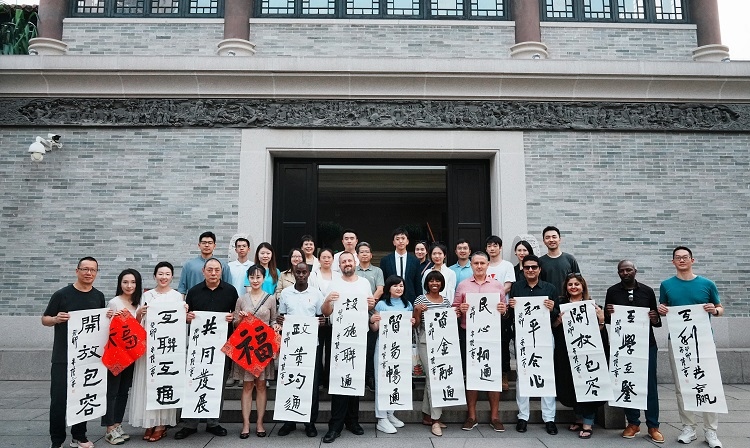 首屆國際傳播“絲路獎”獲獎代表等在廣州市荔灣區(qū)永慶坊參加文化交流活動。楊爍壁、王燕攝影報道