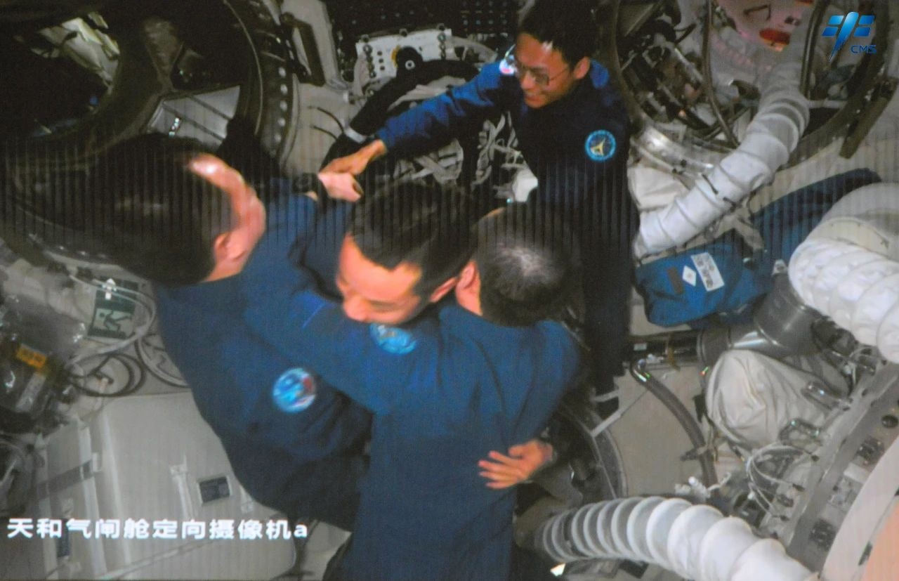 神舟十七號(hào)航天員乘組順利進(jìn)入空間站。中國(guó)載人航天工程辦公室供圖