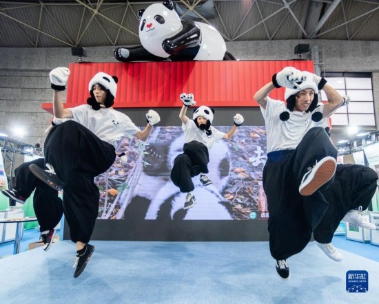  10月29日，街舞隊在日本大阪國際會展中心中國館表演街舞。新華社發(fā)（中國駐大阪旅游辦事處供圖）