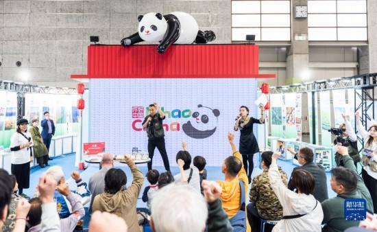  10月29日，游客在日本大阪國際會展中心中國館參與中國旅游知識問答活動。新華社發(fā)（中國駐大阪旅游辦事處供圖）