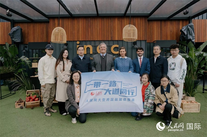 在烏拉圭第118屆普拉多牧農(nóng)業(yè)國際博覽會上，烏拉圭國家肉類協(xié)會主席與人民網(wǎng)記者合影。人民網(wǎng)記者 張若涵攝