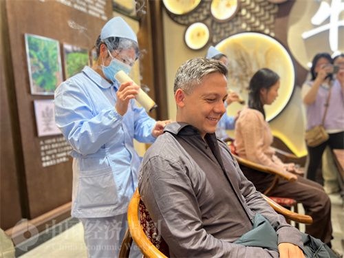  （外媒記者體驗艾灸。中國經(jīng)濟(jì)周刊記者 郭志強 攝）