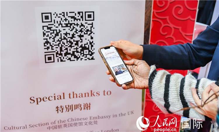 觀眾掃碼《我們的中國故事》系列視頻。人民網(wǎng) 郭錦標(biāo)攝