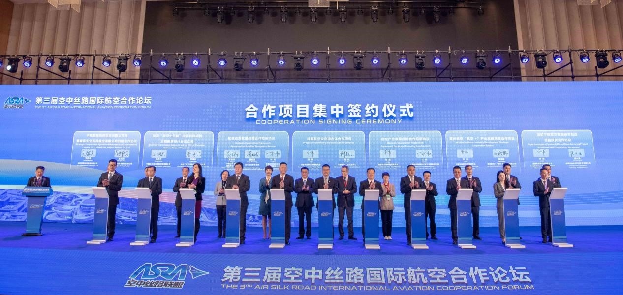 圖為7個(gè)國(guó)內(nèi)外合作項(xiàng)目現(xiàn)場(chǎng)簽約。人民網(wǎng)記者 唐宋攝