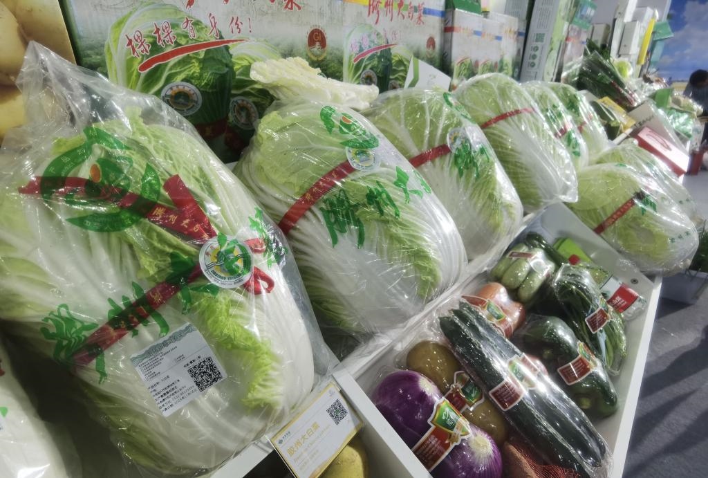 圖為本屆農(nóng)交會現(xiàn)場展示的膠州大白菜等蔬菜。新華社記者王凱攝