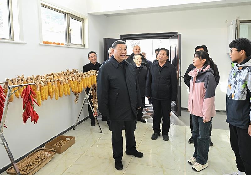 2023年11月10日，習近平總書記在北京門頭溝妙峰山鎮(zhèn)水峪嘴村村民李盟家看望慰問，了解房屋受損、修繕和冬季取暖等情況。