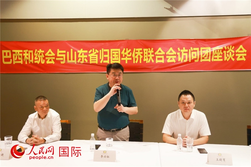 中國僑聯(lián)副主席、山東省僑聯(lián)主席李興鈺（中）在座談會上致辭。人民網(wǎng)記者 陳海琪攝