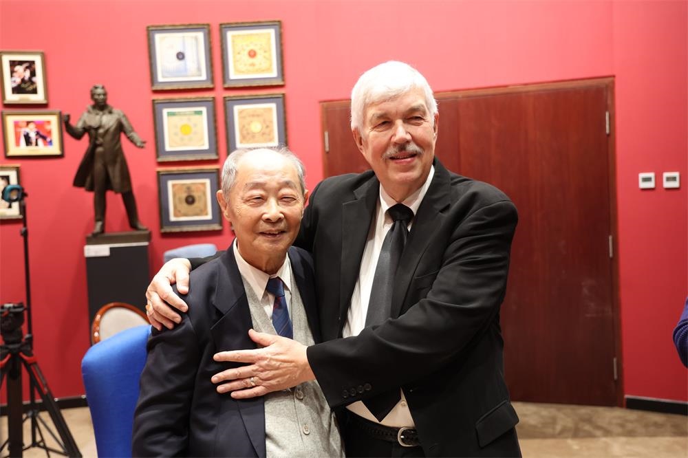費(fèi)城交響樂團(tuán)小提琴演奏家戴維·布斯與原中央樂團(tuán)小提琴演奏家朱信人50年后再相聚。