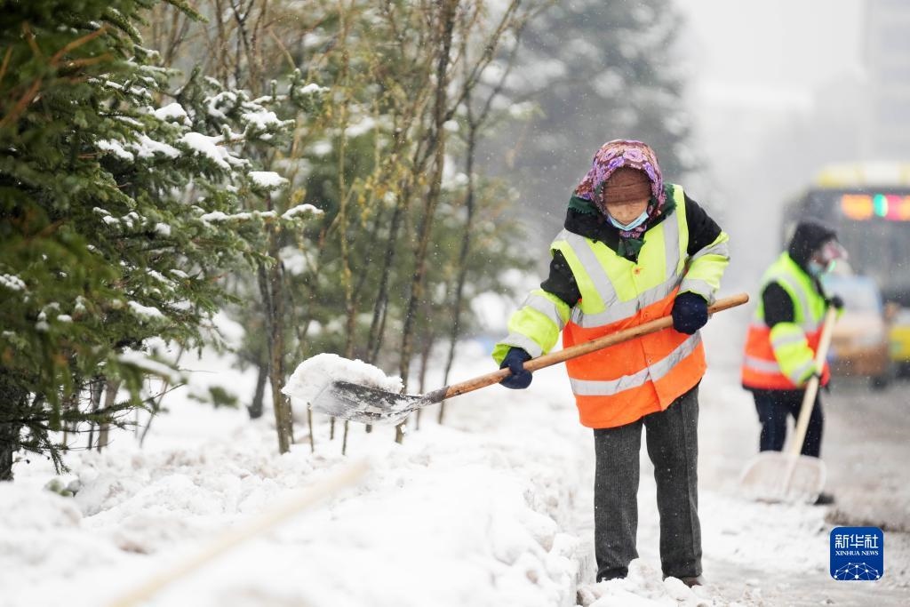 11月16日，環(huán)衛(wèi)工人在清理道路上的積雪。當(dāng)日，黑龍江哈爾濱市迎來雨雪天氣。新華社記者 王建威 攝