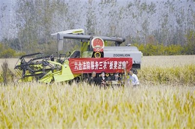  圖②：干警就地解紛場景。