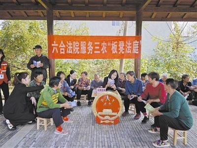  圖③：干警向附近農(nóng)戶解讀相關(guān)法律法規(guī)。