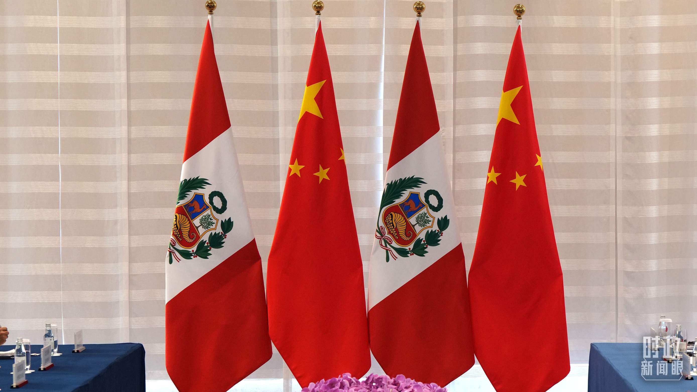 △會(huì)談現(xiàn)場(chǎng)的中秘兩國(guó)國(guó)旗。（總臺(tái)國(guó)廣記者李晉拍攝）