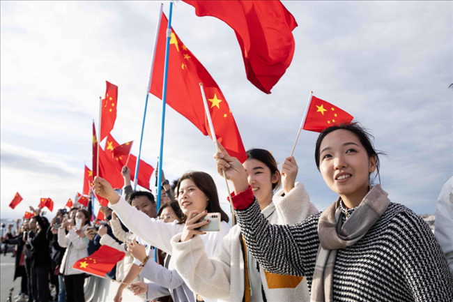 △當(dāng)?shù)貢r(shí)間11月14日，華僑華人和中國(guó)留學(xué)生代表在沿途街道，熱烈歡迎習(xí)近平主席到訪。
