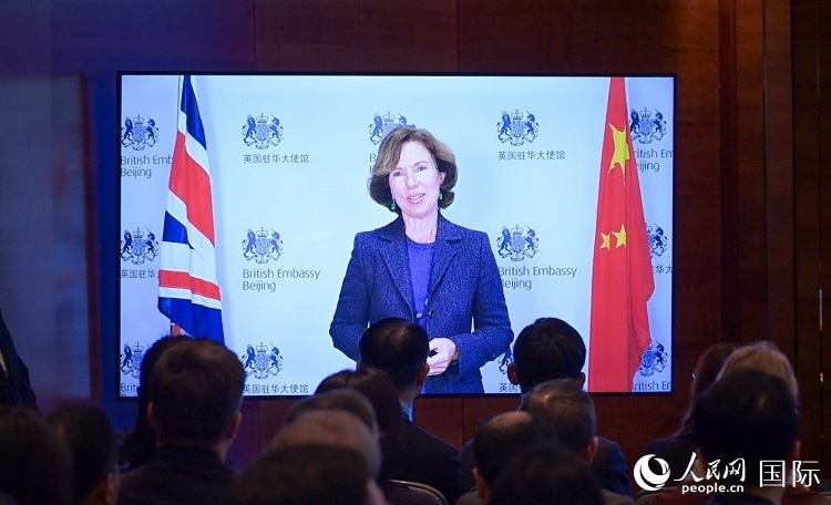英國駐華大使吳若蘭發(fā)表視頻主旨演講。人民網(wǎng) 郭錦標 攝