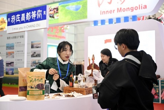 11月23日，參展商和參觀者在國家會(huì)展中心（天津）國內(nèi)省市合作交流展區(qū)交流。新華社記者 趙子碩 攝