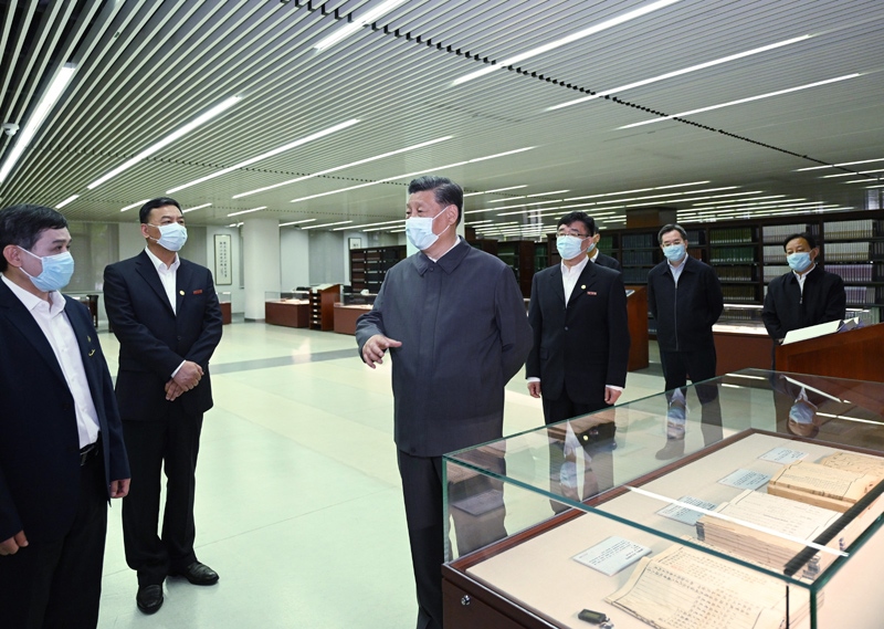 2022年4月25日，習(xí)近平來到中國人民大學(xué)考察調(diào)研。這是他在圖書館考察。