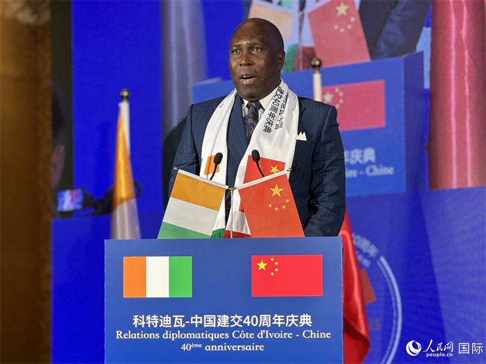 科特迪瓦駐華大使多索·阿達(dá)馬在招待會(huì)上致辭。人民網(wǎng) 謝瑩攝