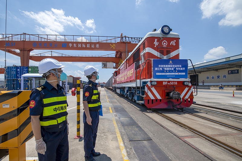 2022年6月29日，浙江金華，中老鐵路國(guó)際貨運(yùn)列車浙江號(hào)“鐵路快通”首趟專列經(jīng)海關(guān)監(jiān)管后，從金華南站鳴笛啟程，經(jīng)磨憨口岸駛向老撾萬象。