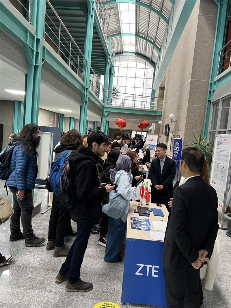 土耳其大學(xué)生在中企展臺(tái)交流。主辦方供圖