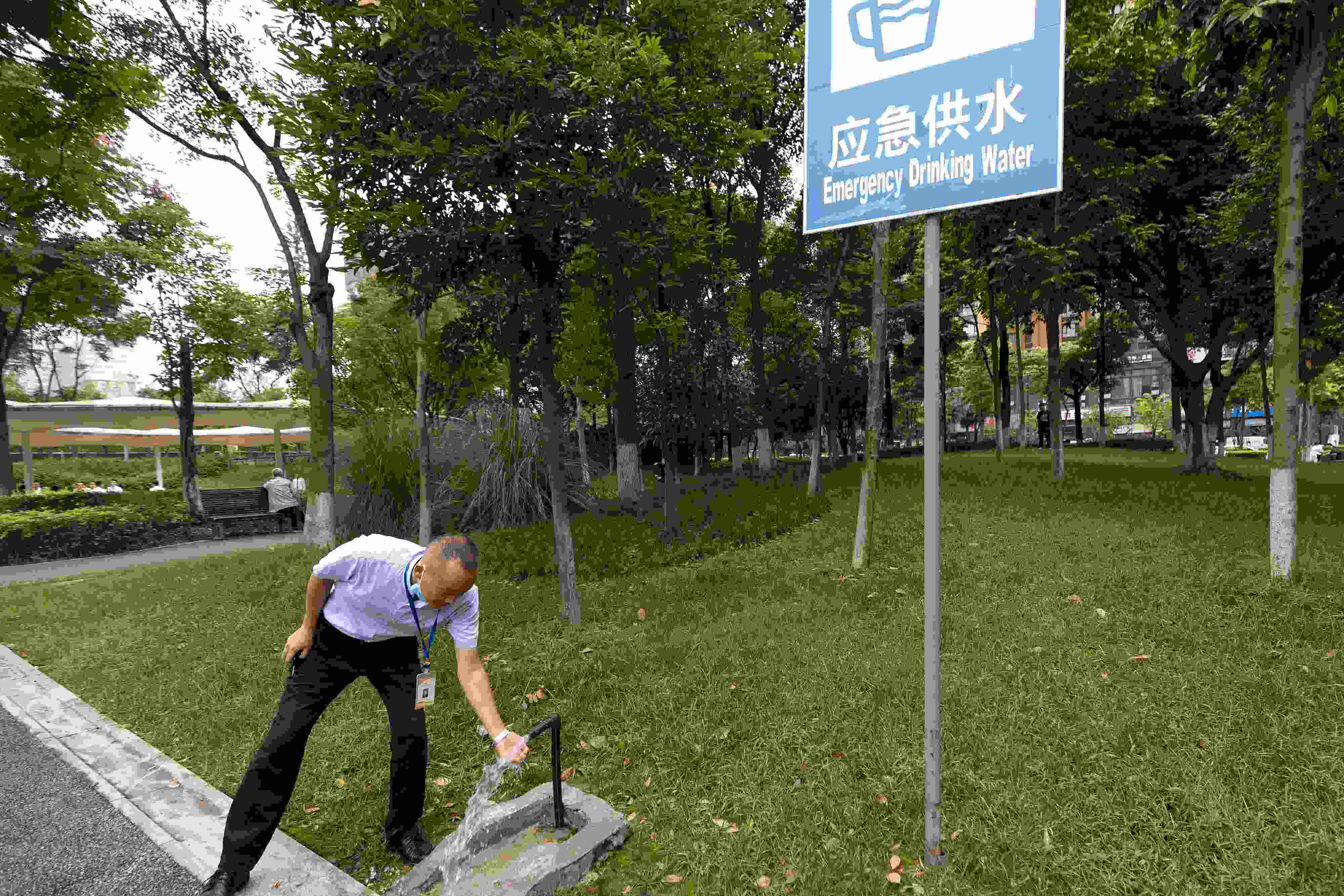 位于成都高新區(qū)天府二街與天府三街之間的大源中央公園，應急供水設施標識醒目。