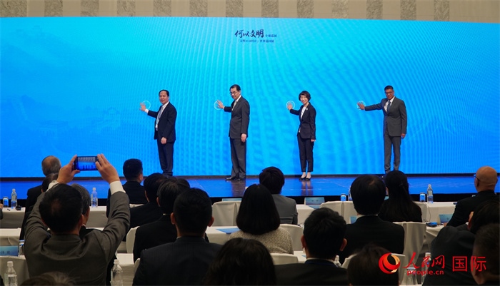 嘉賓共同啟動(dòng)“何以文明”日本特展體驗(yàn)暨2024年總臺(tái)春晚宣介區(qū)。人民網(wǎng) 蔣曉辰攝